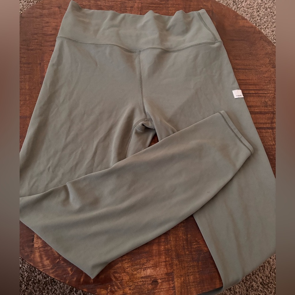 Green full-length Vuori leggings (medium)